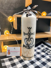 Charger l'image dans la galerie, Bougie avec dessin monochrome ou coloré "costume du pays d'Arles" et traditions provençales