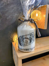 Charger l'image dans la galerie, Bougie avec dessin monochrome ou coloré "costume du pays d'Arles" et traditions provençales