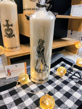 Charger l'image dans la galerie, Bougie avec dessin monochrome ou coloré "costume du pays d'Arles" et traditions provençales