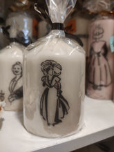 Charger l'image dans la galerie, Bougie avec dessin monochrome ou coloré "costume du pays d'Arles" et traditions provençales