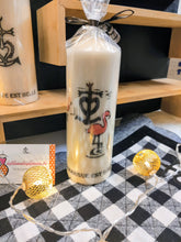 Charger l'image dans la galerie, Bougie avec dessin monochrome ou coloré "costume du pays d'Arles" et traditions provençales