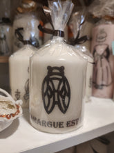 Charger l'image dans la galerie, Bougie avec dessin monochrome ou coloré "costume du pays d'Arles" et traditions provençales