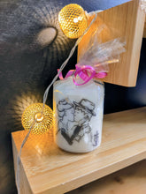 Charger l'image dans la galerie, Bougie avec dessin monochrome ou coloré "costume du pays d'Arles" et traditions provençales