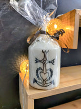 Charger l'image dans la galerie, Bougie avec dessin monochrome ou coloré "costume du pays d'Arles" et traditions provençales