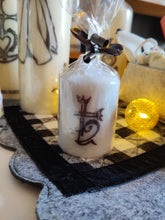 Charger l'image dans la galerie, Bougie avec dessin monochrome ou coloré "costume du pays d'Arles" et traditions provençales