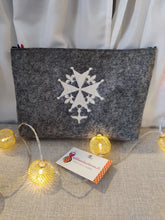Charger l'image dans la galerie, trousse avec broderies "chrétiennes"