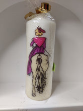 Charger l'image dans la galerie, Bougie avec dessin monochrome ou coloré "costume du pays d'Arles" et traditions provençales