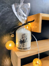 Charger l'image dans la galerie, Bougie avec dessin monochrome ou coloré "costume du pays d'Arles" et traditions provençales