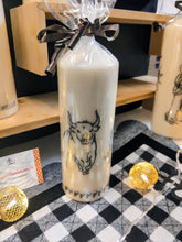 Charger l'image dans la galerie, Bougie avec dessin monochrome ou coloré "costume du pays d'Arles" et traditions provençales