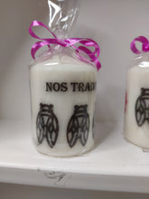 Charger l'image dans la galerie, Bougie avec dessin monochrome ou coloré "costume du pays d'Arles" et traditions provençales