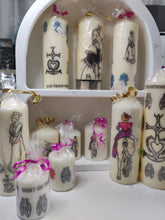 Charger l'image dans la galerie, Bougie avec dessin monochrome ou coloré "costume du pays d'Arles" et traditions provençales