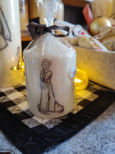 Charger l'image dans la galerie, Bougie avec dessin monochrome ou coloré "costume du pays d'Arles" et traditions provençales