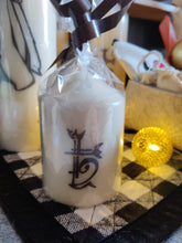 Charger l'image dans la galerie, Bougie avec dessin monochrome ou coloré "costume du pays d'Arles" et traditions provençales