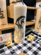 Charger l'image dans la galerie, Bougie avec dessin monochrome ou coloré "costume du pays d'Arles" et traditions provençales