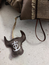 Charger l'image dans la galerie, TROUSSE CAMARGUE SUEDINE BEIGE/ TAUPE avec porte clefs intérieur,fermeture éclair et pampille camarguaise.