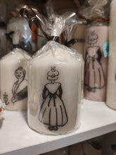 Charger l'image dans la galerie, Bougie avec dessin monochrome ou coloré "costume du pays d'Arles" et traditions provençales
