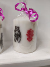 Charger l'image dans la galerie, Bougie avec dessin monochrome ou coloré "costume du pays d'Arles" et traditions provençales