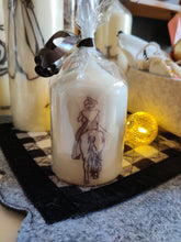 Charger l'image dans la galerie, Bougie avec dessin monochrome ou coloré "costume du pays d'Arles" et traditions provençales