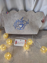 Charger l'image dans la galerie, trousse avec broderies "Camarguaises"