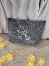 Charger l'image dans la galerie, trousse avec broderies "chrétiennes"
