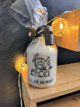 Charger l'image dans la galerie, Bougie avec dessin monochrome ou coloré "costume du pays d'Arles" et traditions provençales