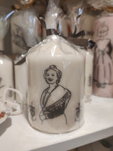 Charger l'image dans la galerie, Bougie avec dessin monochrome ou coloré "costume du pays d'Arles" et traditions provençales