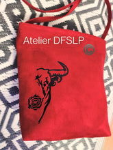 Charger l'image dans la galerie, SAC "BARRICADE" en SUEDINE "ROUGE " (taille M) impression TORO