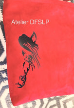 Charger l'image dans la galerie, SAC "BARRICADE" en SUEDINE "ROUGE " (taille M) impression CHEVAL