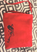 Charger l'image dans la galerie, SAC "BARRICADE" en SUEDINE "ROUGE " (taille M) impression CHEVAL