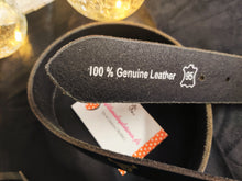 Charger l'image dans la galerie, CEINTURE CAMARGUE NOIRE OU MARRON POUR HOMME 100% CUIR (IMPRESSION ROUGE)