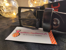 Charger l'image dans la galerie, CEINTURE CAMARGUE NOIRE OU MARRON POUR HOMME 100% CUIR (IMPRESSION ROUGE)