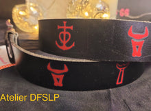 Charger l'image dans la galerie, CEINTURE CAMARGUE NOIRE OU MARRON POUR HOMME 100% CUIR (IMPRESSION ROUGE)