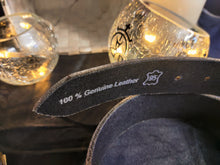 Charger l'image dans la galerie, CEINTURE CAMARGUE NOIRE OU MARRON POUR HOMME 100% CUIR (IMPRESSION ROUGE)