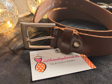 Charger l'image dans la galerie, CEINTURE CAMARGUE NOIRE OU MARRON POUR HOMME 100% CUIR (IMPRESSION ROUGE)