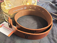 Charger l'image dans la galerie, CEINTURE CAMARGUE NOIRE OU MARRON POUR HOMME 100% CUIR (IMPRESSION ROUGE)