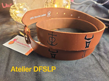 Charger l'image dans la galerie, CEINTURE CAMARGUE NOIRE OU MARRON POUR HOMME 100% CUIR (IMPRESSION ROUGE)