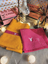 Charger l'image dans la galerie, SERVIETTE "avec prénom" esprit "CAPOTE" 50x100 ET