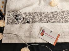 Charger l'image dans la galerie, UNE SERVIETTE- LUXE- "avec prénom" logo "Arlésienne" 50x100