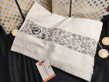 Charger l'image dans la galerie, UNE SERVIETTE- LUXE- "avec prénom" logo "Arlésienne" 50x100