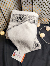 Charger l'image dans la galerie, UNE SERVIETTE- LUXE- "avec prénom" logo "Arlésienne" 70x140