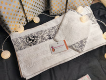 Charger l'image dans la galerie, UNE SERVIETTE- LUXE- "avec prénom" logo "Arlésienne" 70x140