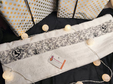 Charger l'image dans la galerie, UNE SERVIETTE- LUXE- "avec prénom" logo "Arlésienne" 50x100