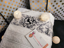 Charger l'image dans la galerie, UNE SERVIETTE- LUXE- "avec prénom" logo "Arlésienne" 70x140