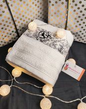 Charger l'image dans la galerie, UNE SERVIETTE- LUXE- "avec prénom" logo "Arlésienne" 70x140