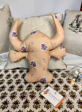 Charger l&#39;image dans la galerie, COUSSIN TAURIN DE DECORATION &quot;Taureau&quot;
