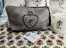 Charger l&#39;image dans la galerie, TROUSSE SUEDINE GRIS BEIGE/ TAUPE &quot;LES SAINTES&quot; avec fermeture éclair et pompon
