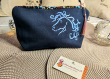 Charger l&#39;image dans la galerie, TROUSSE bleu marine &quot;Dessins Camarguais&quot; avec fermeture éclair et pompon
