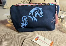 Charger l&#39;image dans la galerie, TROUSSE bleu marine &quot;Dessins Camarguais&quot; avec fermeture éclair et pompon
