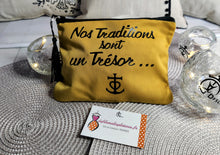 Charger l&#39;image dans la galerie, TROUSSE JAUNE SAFRAN logo &quot;CAMARGUAIS&quot; avec fermeture éclair et pompon
