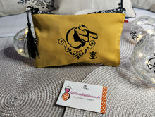 Charger l&#39;image dans la galerie, TROUSSE JAUNE SAFRAN logo &quot;CAMARGUAIS&quot; avec fermeture éclair et pompon
